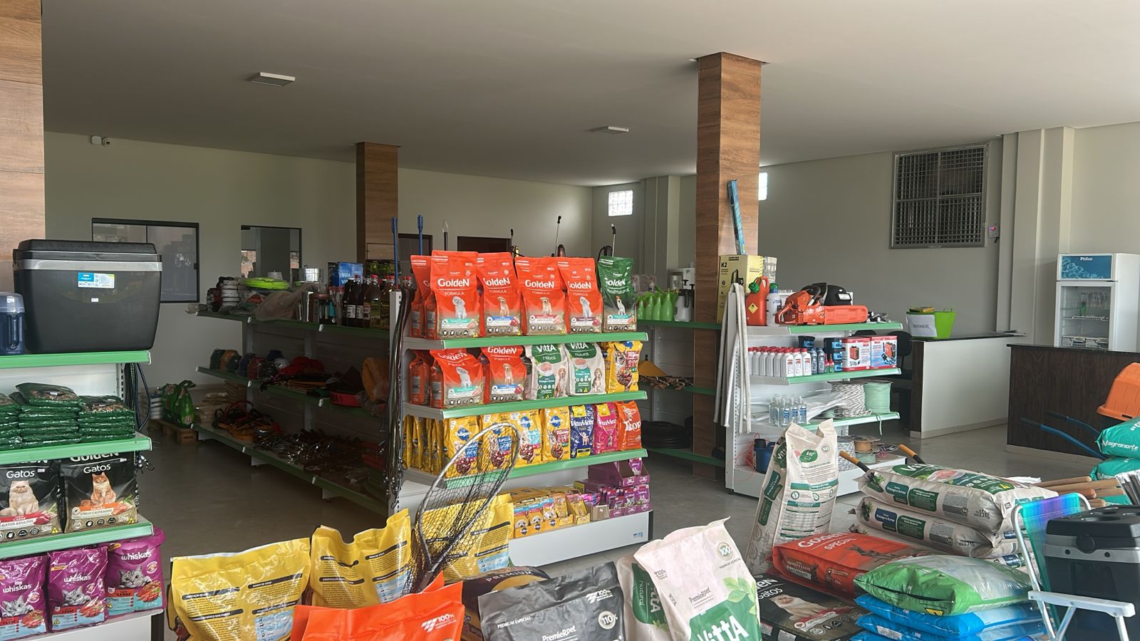 Rações e produtos para animais no interior da Agricampo
